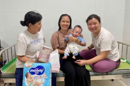 Những “người mẹ” hết lòng nuôi con “người dưng”