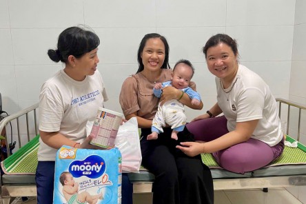 Những “người mẹ” hết lòng nuôi con “người dưng”