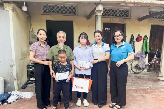 Mẹ đỡ đầu với hành trình “Lan tỏa yêu thương”