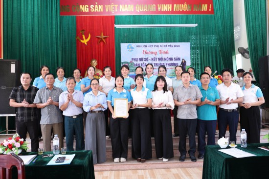 Phụ nữ Vân Đình chung tay xây dựng nông thôn mới, phát triển kinh tế số