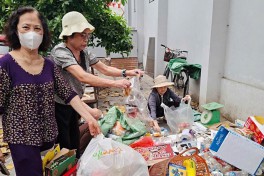 Thu gom phế liệu, phụ nữ Tây Hồ gây quỹ giúp người khó khăn