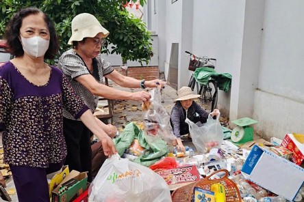 Thu gom phế liệu, phụ nữ Tây Hồ gây quỹ giúp người khó khăn