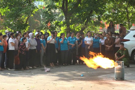 Phụ nữ Thanh Oai chủ động trang bị kỹ năng phòng cháy, chữa cháy và cứu nạn, cứu hộ