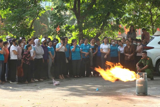 Phụ nữ Thanh Oai chủ động trang bị kỹ năng phòng cháy, chữa cháy và cứu nạn, cứu hộ