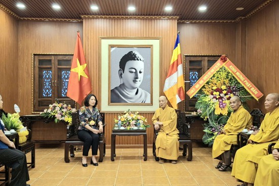 Hội Phụ nữ Hà Nội thăm, chúc mừng Đại lễ Phật đản Phật lịch 2570