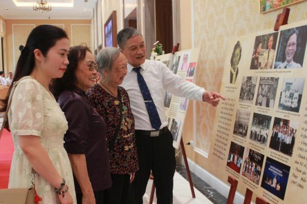 Lãnh đạo Hội LHPN Hà Nội dự, chúc mừng sự kiện ra mắt hồi ký về Giáo sư Lê Thi