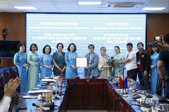 Hội Liên hiệp phụ nữ - Hội Nông dân thành phố Hà Nội: Làm việc với đoàn Philippines về phát triển kinh tế tập thể