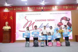 Một ngày sau biến cố, bé gái khuyết tật có thêm những người mẹ đỡ đầu