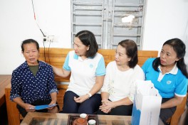 Hội LHPN Hà Nội: Thăm, động viên và tặng quà phụ nữ có hoàn cảnh khó khăn