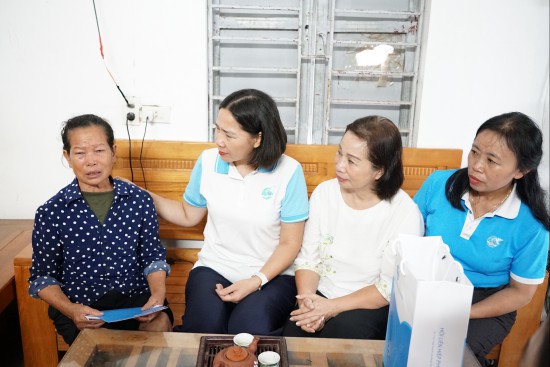 Hội LHPN Hà Nội: Thăm, động viên và tặng quà phụ nữ có hoàn cảnh khó khăn