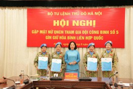 Động viên, tặng quà các nữ quân nhân “mang màu cờ Tổ quốc đến với sứ mệnh gìn giữ hòa bình của thế giới”