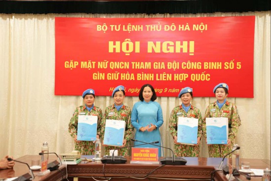 Động viên, tặng quà các nữ quân nhân “mang màu cờ Tổ quốc đến với sứ mệnh gìn giữ hòa bình của thế giới”