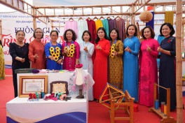 Lắng nghe ý kiến, hiến kế phát huy vai trò của nữ nghệ nhân trong phát triển công nghiệp văn hóa Thủ đô