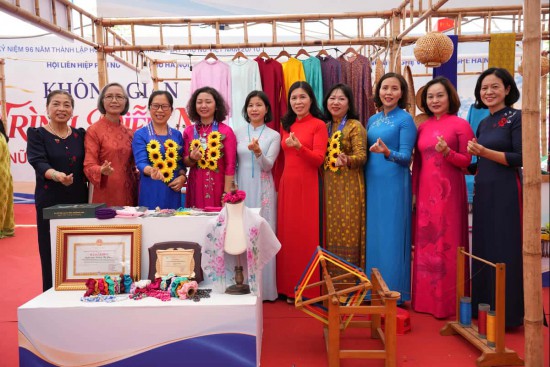 Lắng nghe ý kiến, hiến kế phát huy vai trò của nữ nghệ nhân trong phát triển công nghiệp văn hóa Thủ đô