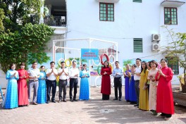Phụ nữ xã Phù Đổng gắn biển các công trình thi đua Sáng -Xanh -Sạch-Đẹp