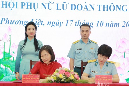 Hội Phụ nữ Lữ đoàn Thông tin 26 và Hội Phụ nữ phường Phương Liệt, TP Hà Nội ký kết giao ước kết nghĩa