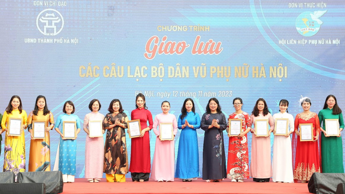 Những hình ảnh ấn tượng tại chương trình Giao lưu các Câu lạc bộ dân vũ phụ nữ Hà Nội