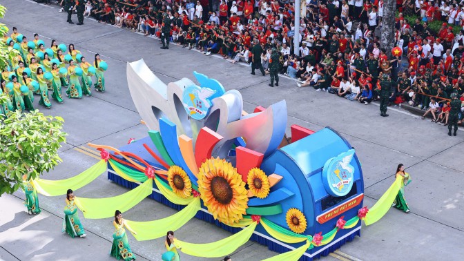 Hội viên phụ nữ Thủ đô tham gia khối diễu hành "Phụ nữ Việt Nam" trong Lễ kỷ niệm cấp quốc gia 80 năm Cách mạng tháng Tám thành công và Quốc khánh nước Cộng hòa xã hội chủ nghĩa Việt Nam 2/9